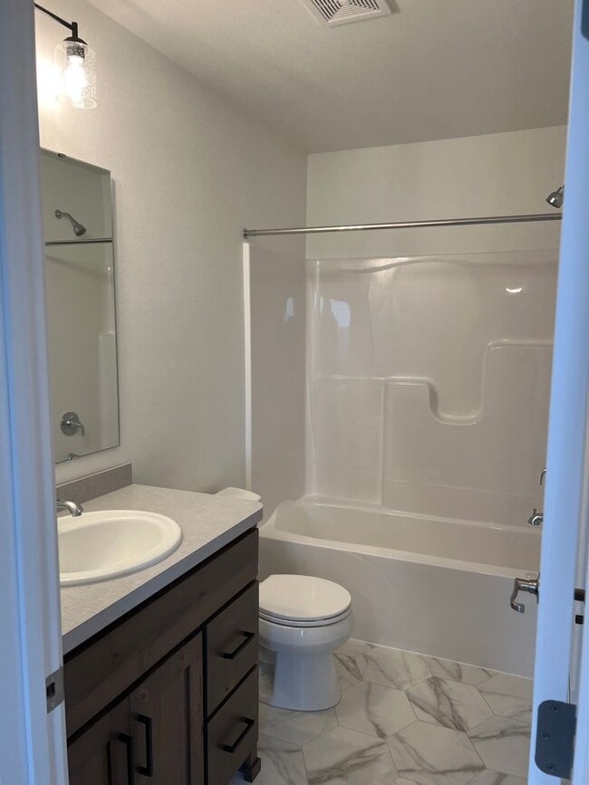 Building Photo - 4 Bed 2 Bath Single Family Home