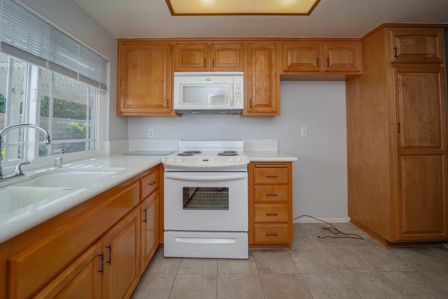 Building Photo - Beautiful 4 Bd Townhouse