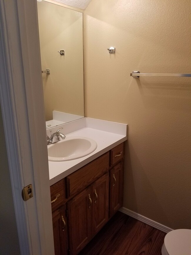 Building Photo - Townhome with a fireplace