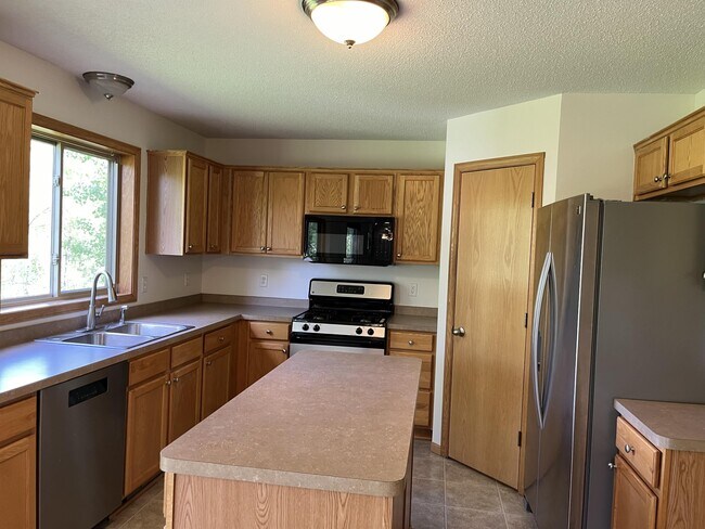 Building Photo - 9141 Leaf Cir