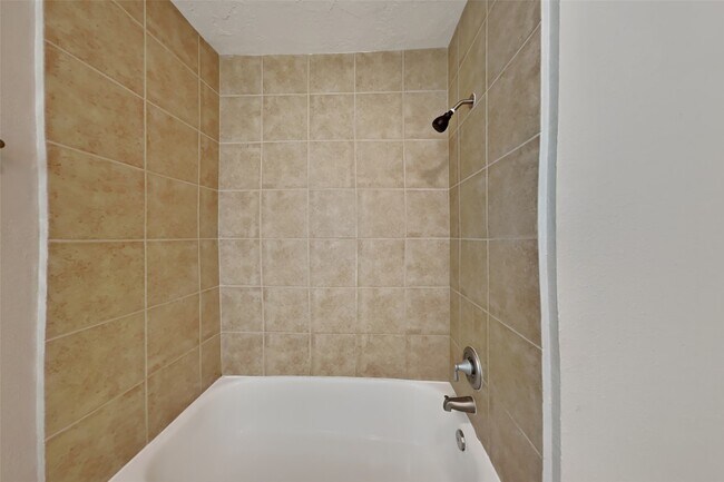 Building Photo - 25402 Elm Creek Dr