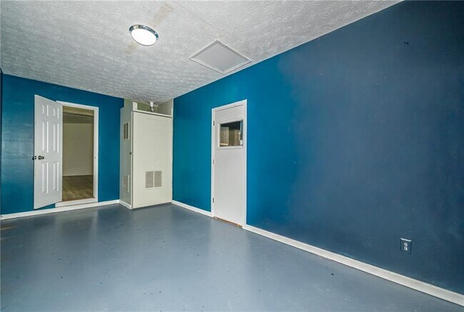 Building Photo - 2100 Whitebluff Way NE
