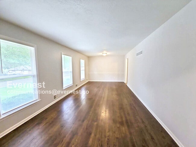 Building Photo - Lovely 3-Bedroom Home with 2-Car Garage / ...