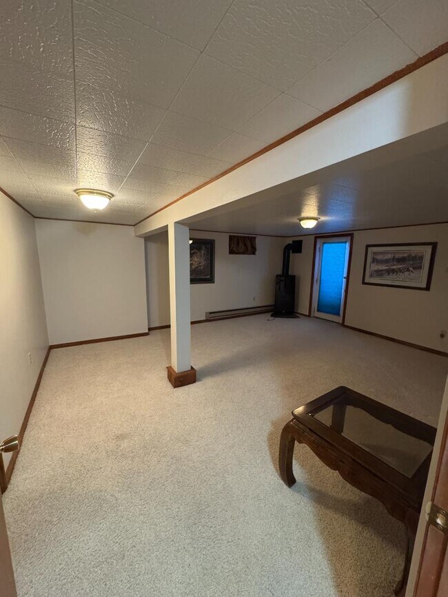 Building Photo - 822 Moose St