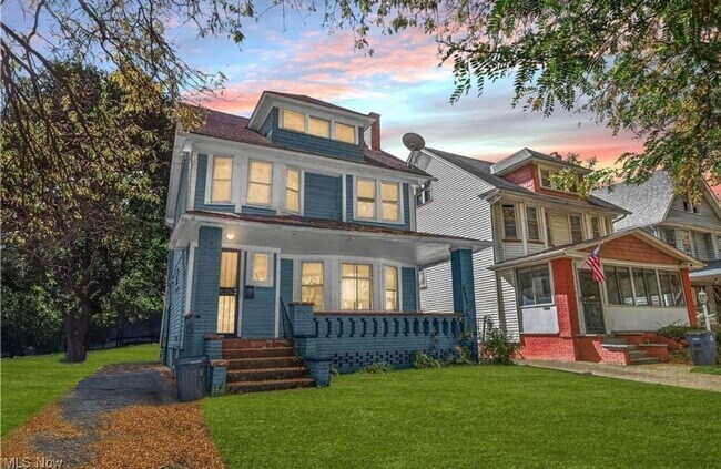 Building Photo - Spacious 5-bedroom, 2-bath single-family home