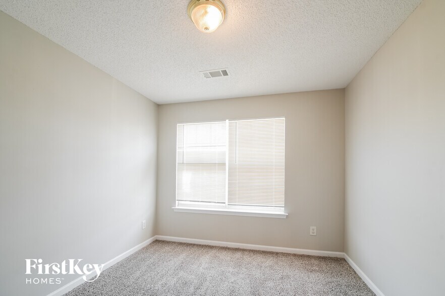 Building Photo - 6224 Hickory Ln Cir