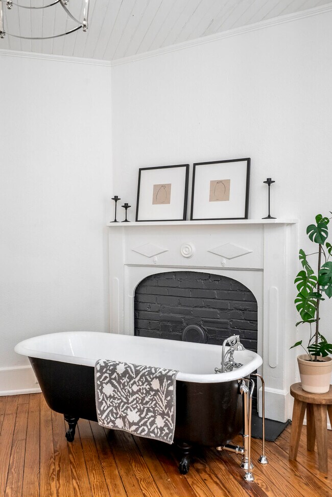 Building Photo - 227 Kershaw St NE