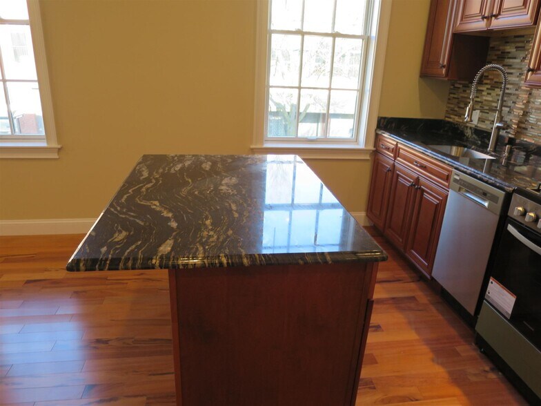 Building Photo - 136 Inman St