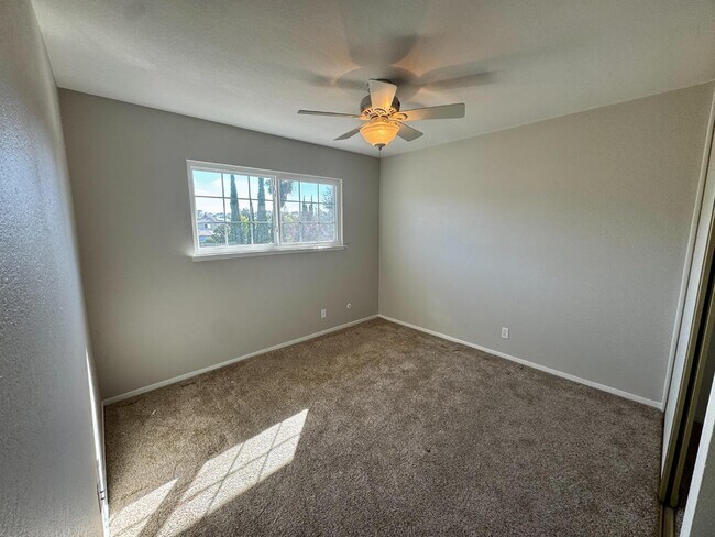 Building Photo - 1318 Deb Ct