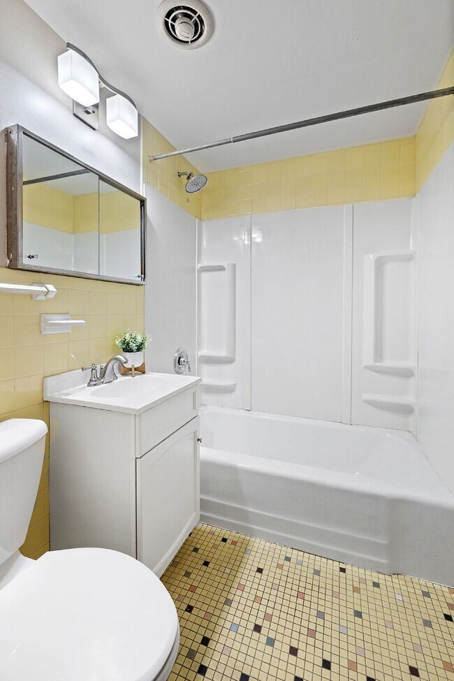 Building Photo - Charming 1 bedroom Condo Available Now!