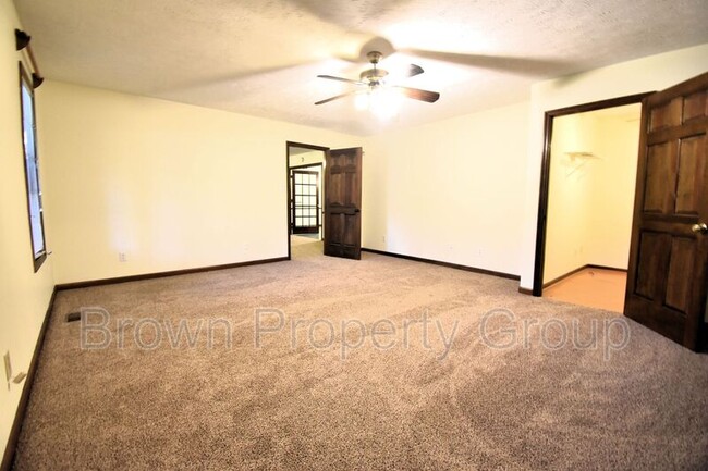 Building Photo - 901 Fredonia Dr
