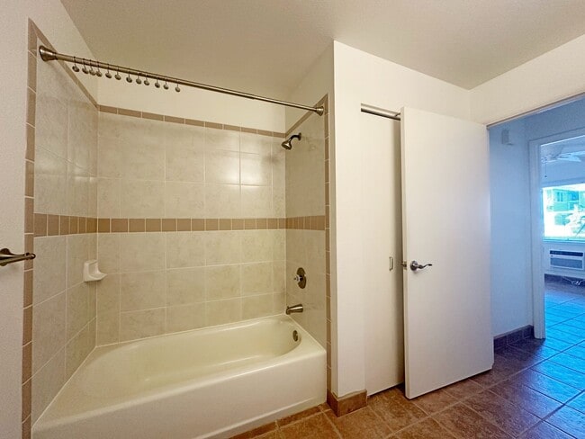 Building Photo - Kulana Knolls 1 bedroom townhome with TWO ...