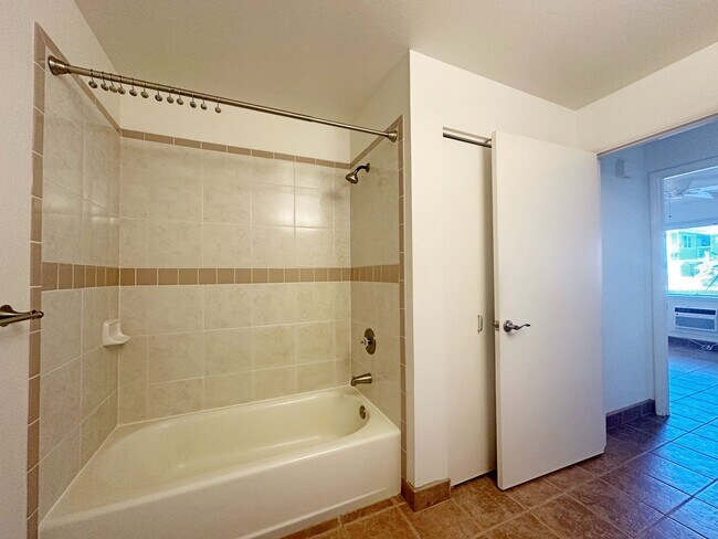 Building Photo - Kulana Knolls 1 bedroom townhome with TWO parking