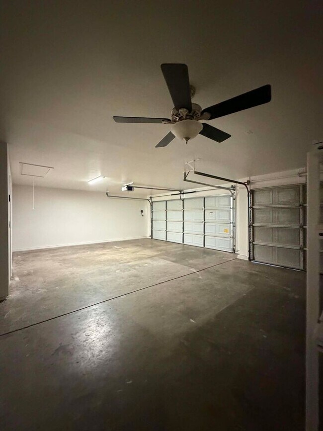 Building Photo - Beautifully Updated 3 Bedroom Home