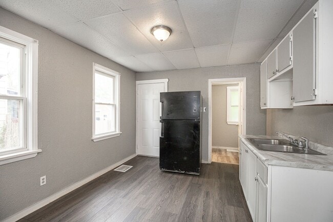 Building Photo - 4 BED 1 BATH SINGLE FAMILY HOME IN CLEVELAND!