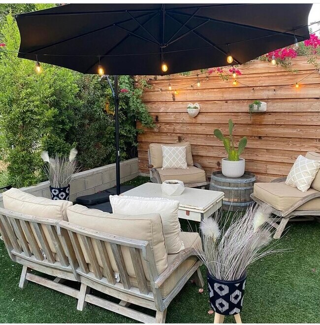 Building Photo - 11313 Delano St