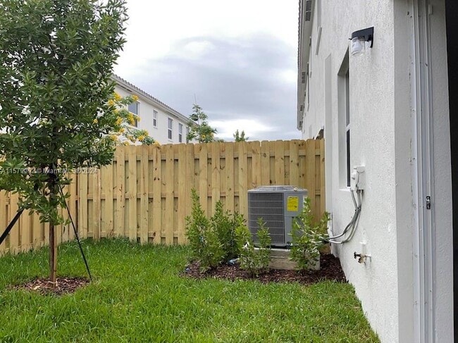 Building Photo - 2682 SE 11th Ct