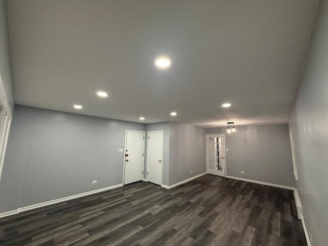 Building Photo - 6306 W Belmont Ave
