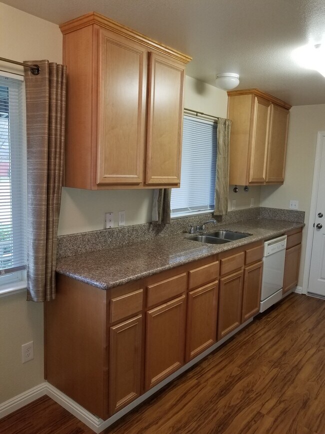 Building Photo - GREAT LOOKING 2BD / 1BTH DUPLEX W/ SPACIOUS BACKYARD!