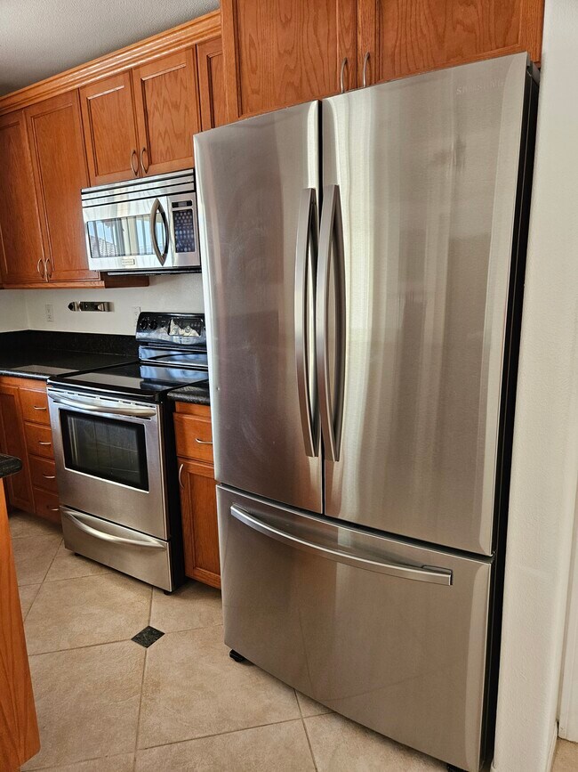 New Samsung Refrigerator - 67675 Ovante Rd