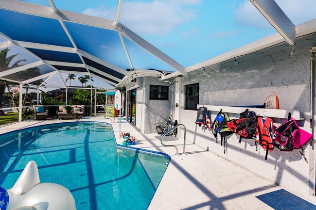 Building Photo - Waterfront Pool Home w 25k Pound Boat Lift...