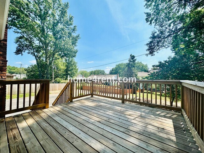 Building Photo - Cozy Ranch Home in Shawnee w/ Plenty of Natural Light, Wood Floors Throughout and an Updated Kitc...