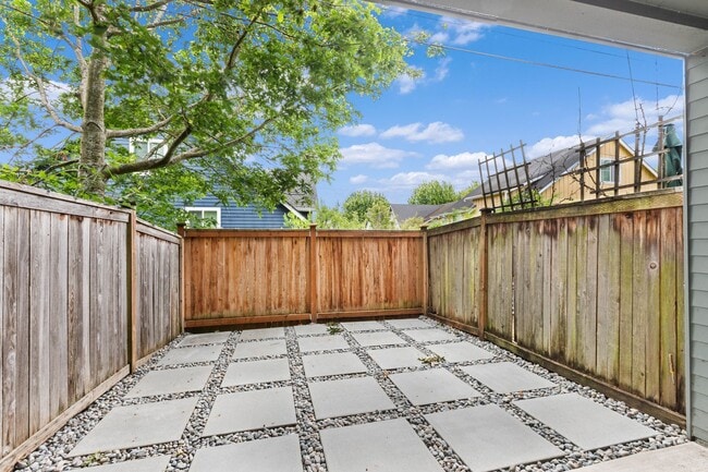Building Photo - Immaculate West Seattle Townhome