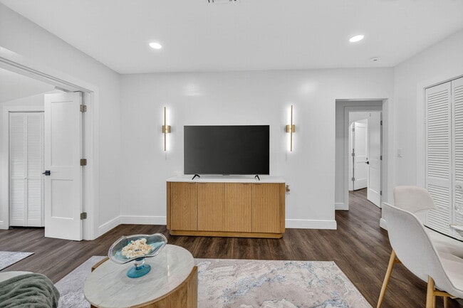 Building Photo - 1317 NE 1st Ave.