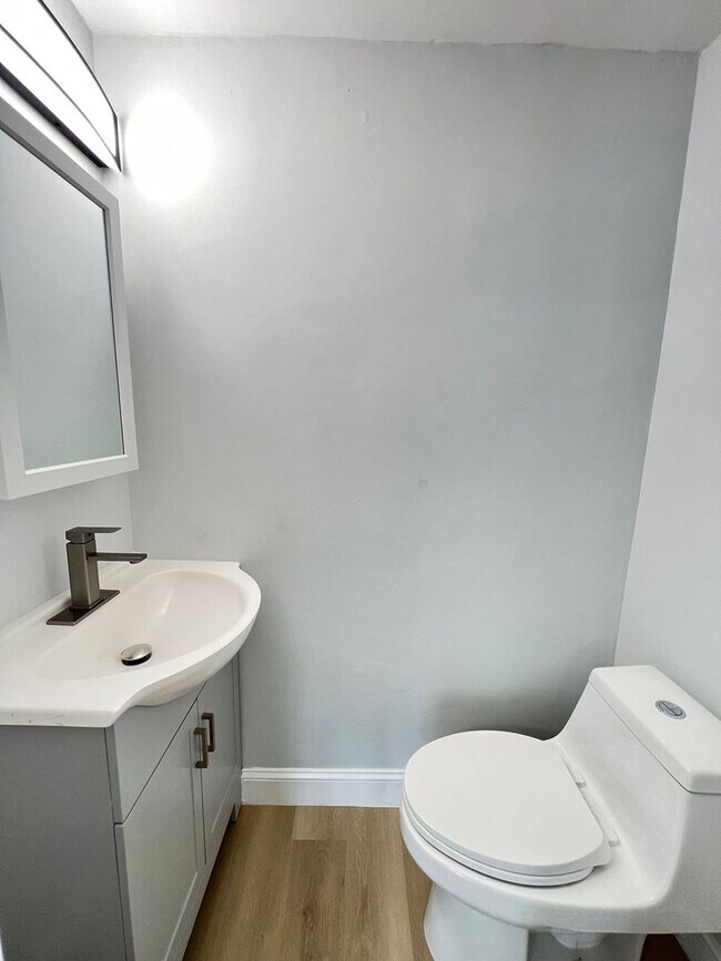 Building Photo - Beautiful & spacious 3b/1.5b home