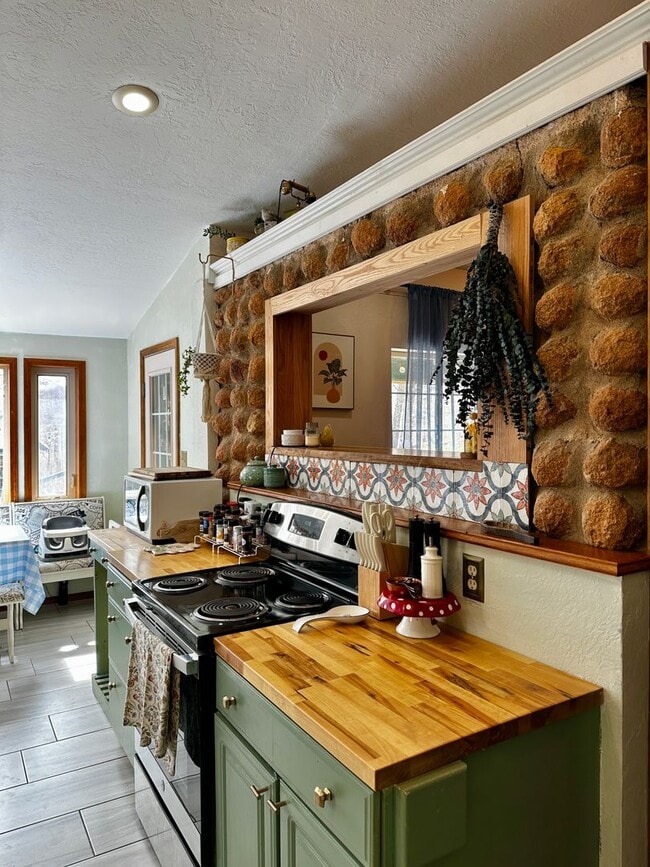 Building Photo - Rustic Charm