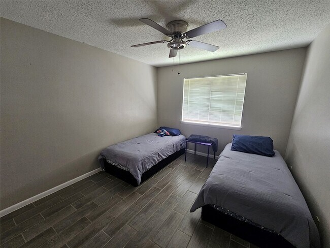 Building Photo - 16715 Rockbend