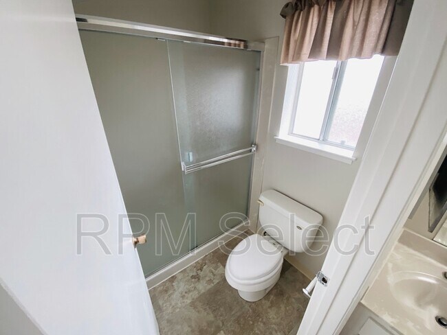 Building Photo - 2204 Lupine Rd