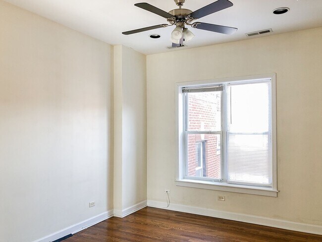 Interior Photo - 851-59 W. Cornelia