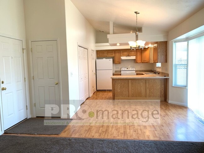 Building Photo - 2 Bed / 2 Bath Townhome w/ 2 Car Garage - ...