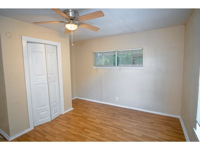 Building Photo - Happy and Convenient Home Near Downtown