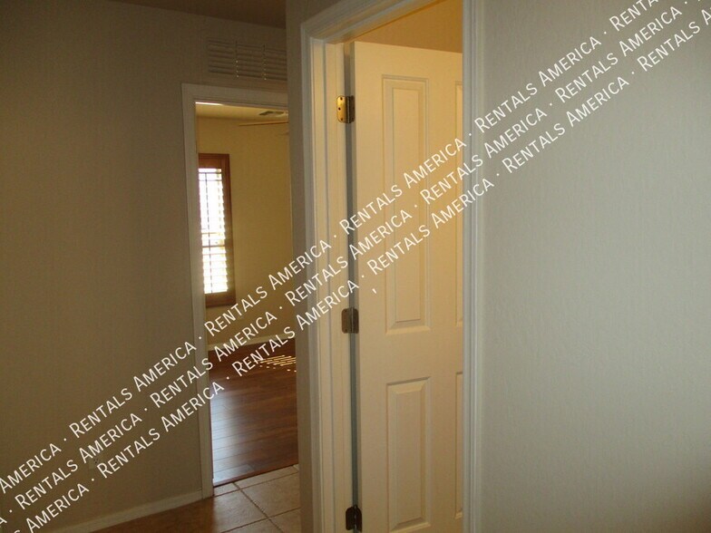Building Photo - 1364 E Martha Dr