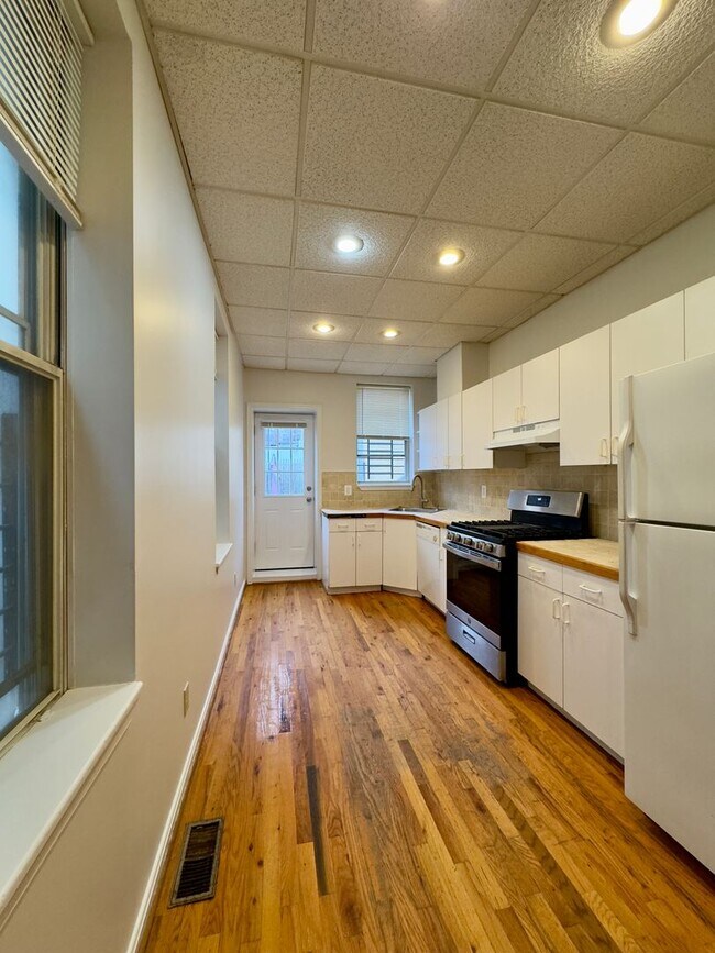 Building Photo - Charming 2-Bedroom Townhome with Modern Co...