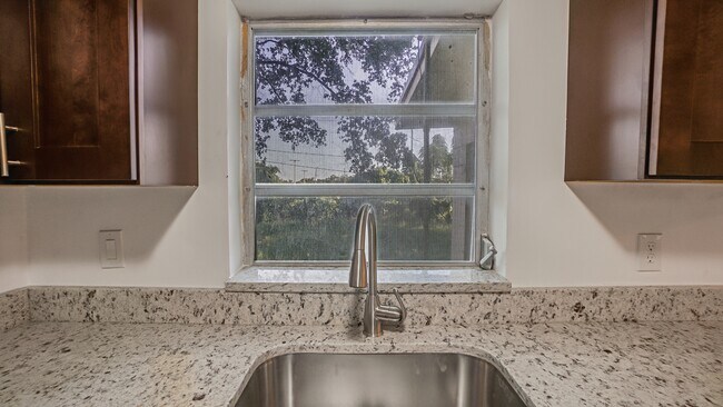 Building Photo - 5219 Bonnie Brae Cir