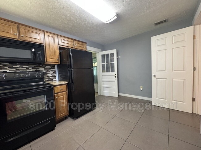 Building Photo - 1507 14th Ct