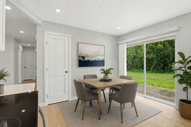Building Photo - Gorgeous 3BR Duplex with Designer Upgrades Throughout