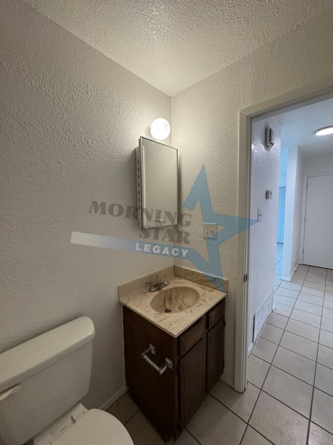 Building Photo - Cute 2-Bedroom Duplex