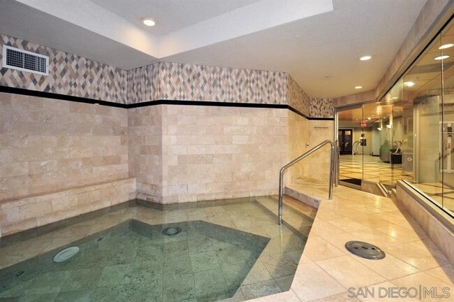 Building Photo - 2 bedroom downtown, 2 bath and 2 parking spaces.  View! (Solara Lofts)