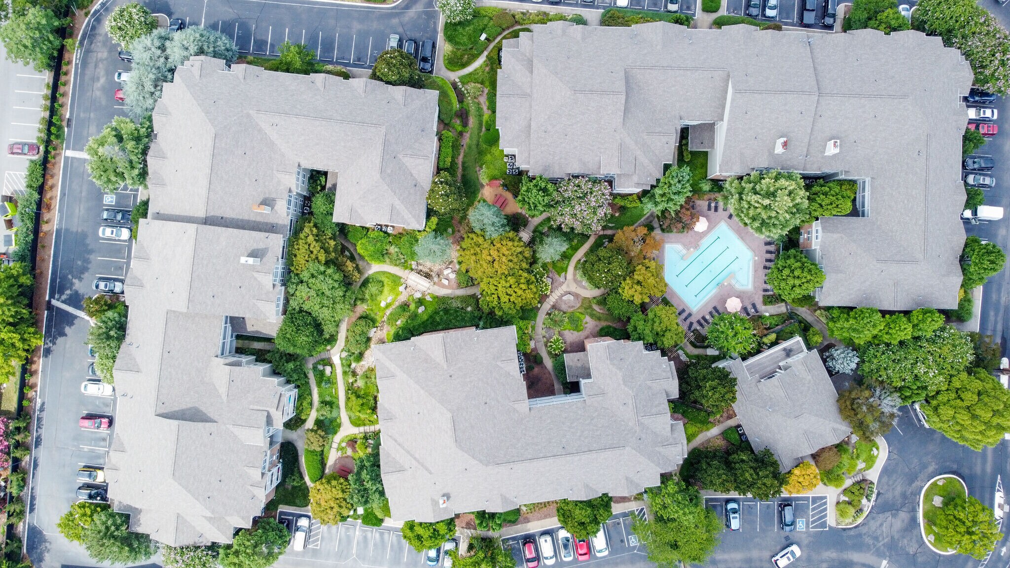 Lush Courtyard - 2025 Woodmont Blvd