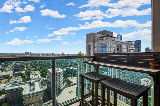 Building Photo - 300 Bowie St