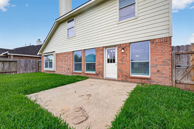 Building Photo - 6915 Great Oaks Shadow Dr