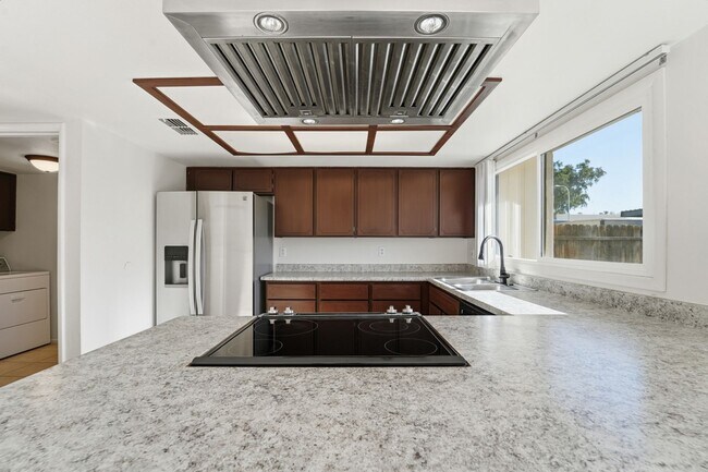 Building Photo - Beautiful 3-Bedroom Townhome in Northern Manor West