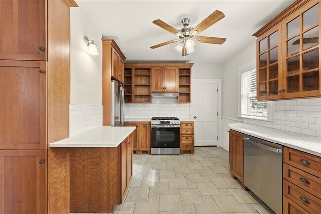 Building Photo - 22 Lewis St