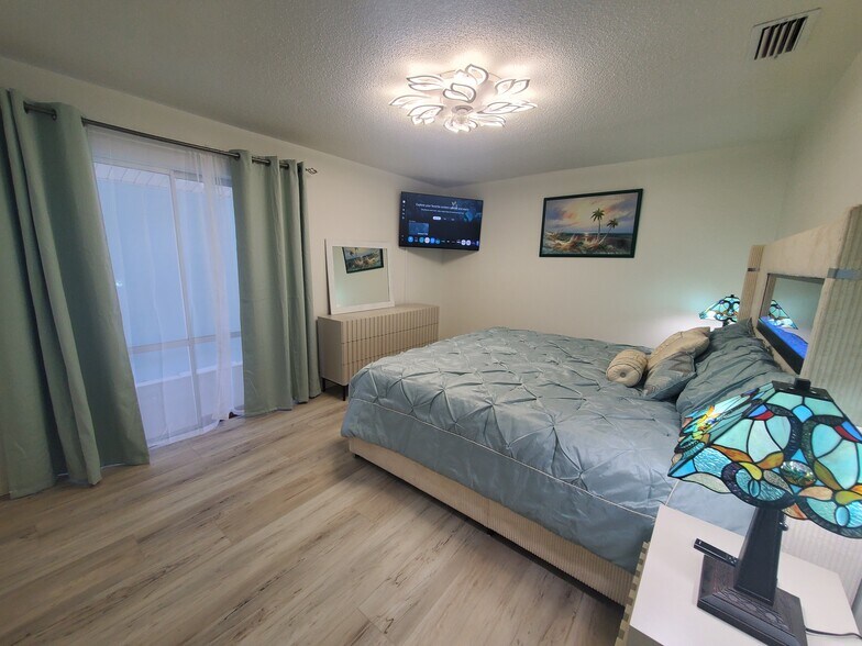 Building Photo - 279 S Brevard Ave