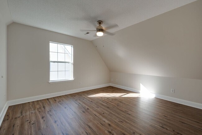 Building Photo - 1565 Petty St