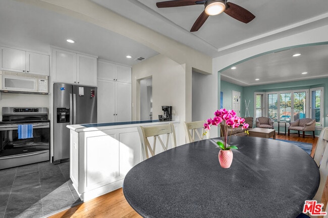 Building Photo - 8207 Stewart Ave